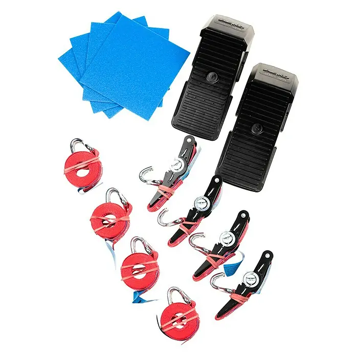 Stema Ladungssicherungs-Set bis LC 400 daN - 10 -tlg. - Nahaufnahme eines Sets mit Zurrgurten, blauen Polsterpads und schwarzen Klammern, die für die sichere Befestigung von Geräten unerlässlich sind.
