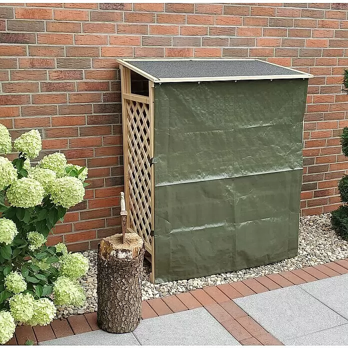 Promadino Kaminholzregal Speyer - 120 x 68 x 148 cm, Holz, Natur, Mit Wetterschutz - Gartenschrank mit Holzrankgitter, grüner Planenfront und dunklem Dach, an einer Ziegelwand.