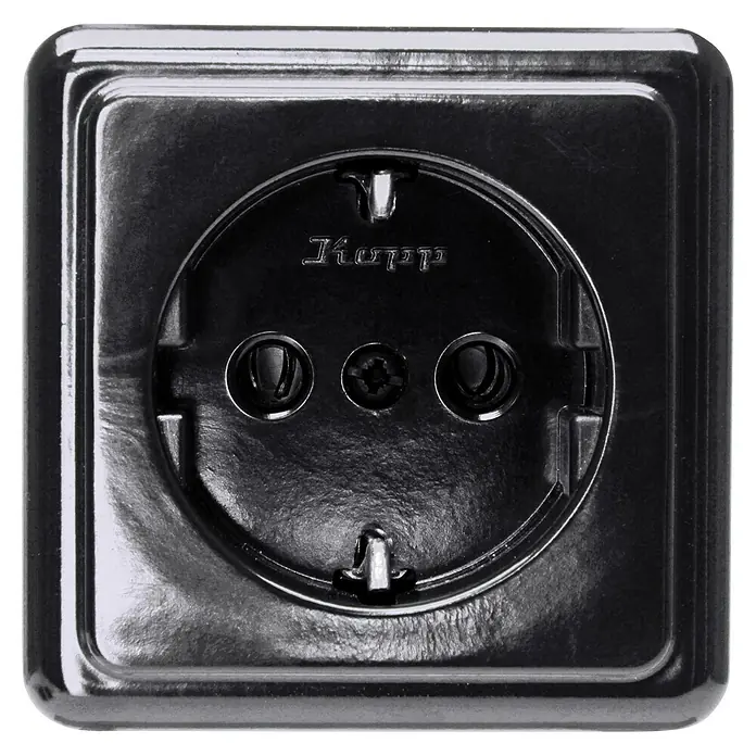 Kopp Standard Steckdose - Schwarz, 1-fach - Nahaufnahme einer glänzenden schwarzen Kopp-Steckdose mit runden Steckplätzen und Erdungsbügeln. Elegantes Design für moderne Innenräume.