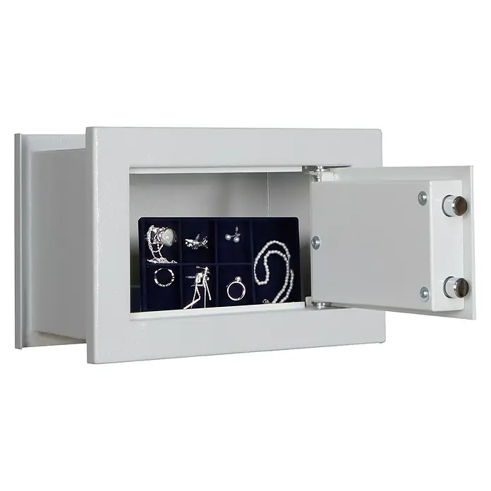 Format Wandtresor FOX 1 - Doppelbart-Hochsicherheitsschloss, L x B x H: 220 x 355 x 240 mm - Der offene Tresor präsentiert eine Sammlung von Schmuckstücken, darunter eine Halskette und Ringe, die sicher verwahrt werden.
