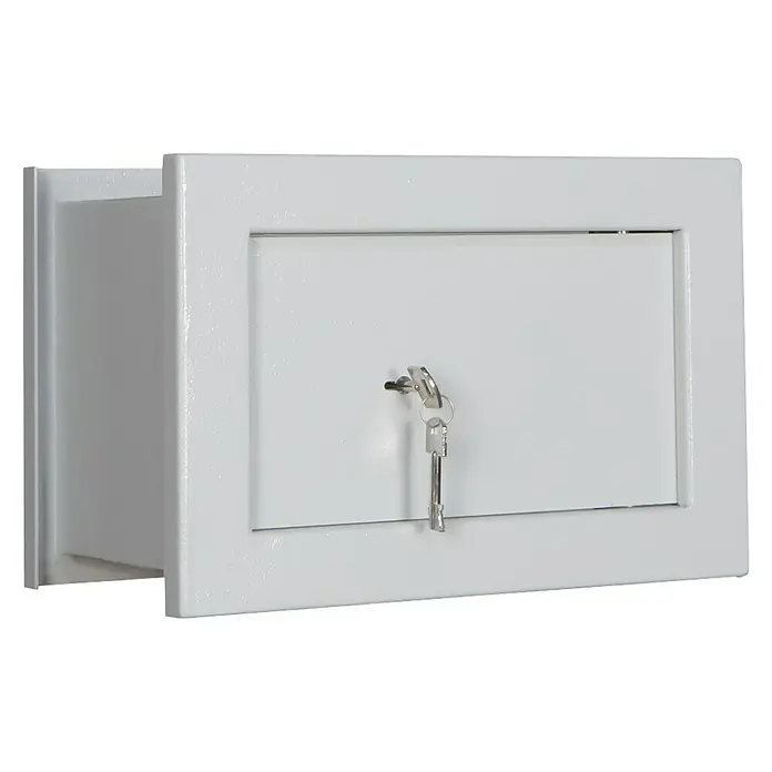 Format Wandtresor FOX 1 - Doppelbart-Hochsicherheitsschloss, L x B x H: 220 x 355 x 240 mm - Ein weißer Wandsafe mit einem Schlüssel, der im Schloss steckt. Ideal für die sichere Aufbewahrung von Wertsachen im Haus oder Büro.