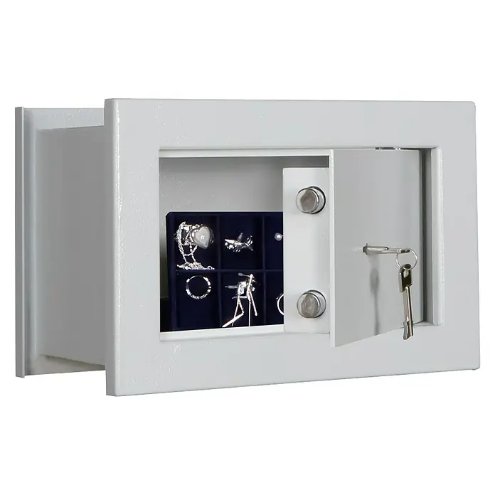 Format Wandtresor FOX 1 - Doppelbart-Hochsicherheitsschloss, L x B x H: 220 x 355 x 240 mm - Ein grauer Safe steht offen, und darin befindet sich eine Schmuckschatulle mit verschiedenen Schmuckstücken, die sicher aufbewahrt werden.