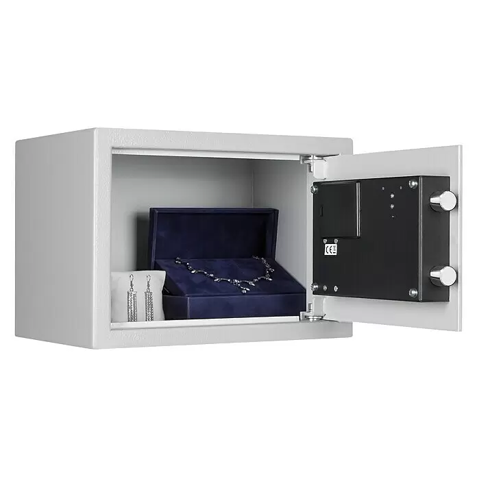 Format Möbeltresor PANTHER - L x B x H: 250 x 350 x 250 mm, Elektronisches Zahlenschloss, Volumen: 14 l - Geöffneter hellgrauer Metallsafe mit dunkelblauer Samtschmuckschatulle, einer Halskette und silbernen Ohrringen. Die Tür zeigt einen schwarzen Verschlussmechanismus mit zwei Silberbolzen.