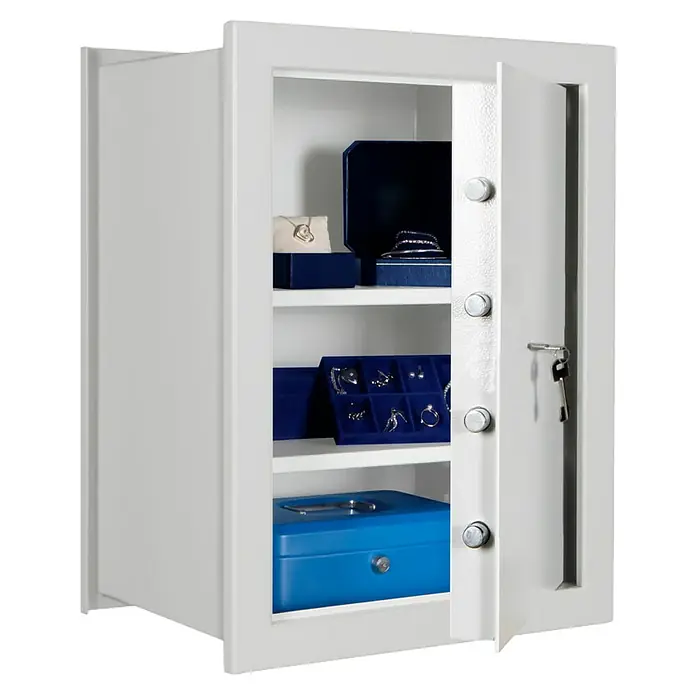 Format Wandtresor FOX 4 - Doppelbart-Hochsicherheitsschloss, L x B x H: 360 x 440 x 600 mm - Ein Tresor mit geöffneter Tür, gefüllt mit Schmuckschatullen auf mehreren Regalen, präsentiert seine Sicherheitsmerkmale und luxuriösen Inhalt.