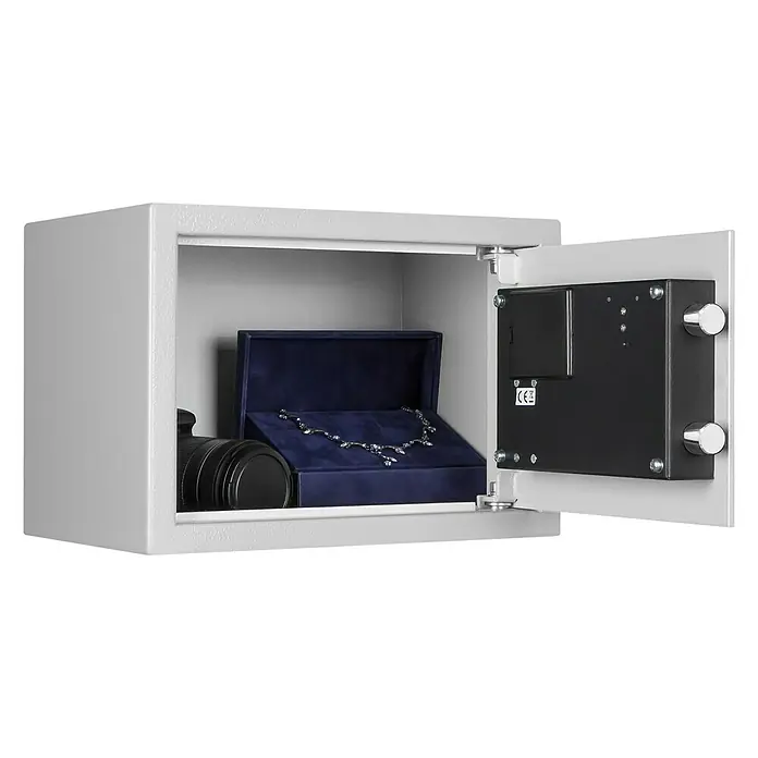 Format Möbeltresor PANTHER - L x B x H: 250 x 350 x 250 mm, Elektronisches Zahlenschloss, Volumen: 14 l - Ein grauer Safe steht offen und zeigt eine Schmuckschatulle und ein Objektiv im Inneren. Er bietet sicheren Schutz für Wertgegenstände.