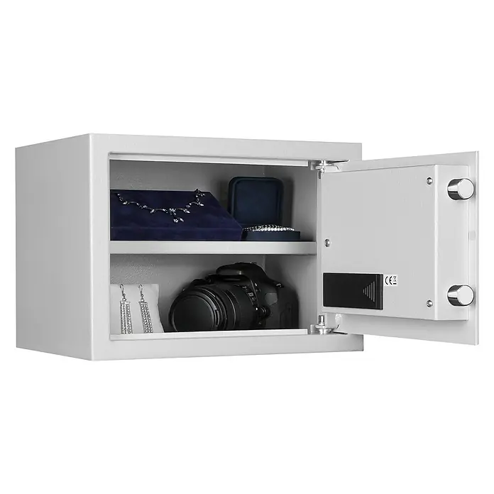 Format Möbeltresor TIGER M - L x B x H: 250 x 350 x 250 mm, Elektronisches Zahlenschloss - Ein offener, weißer Tresor mit Schmuck und einer Kamera im Inneren, vor einem schwarzen Hintergrund.