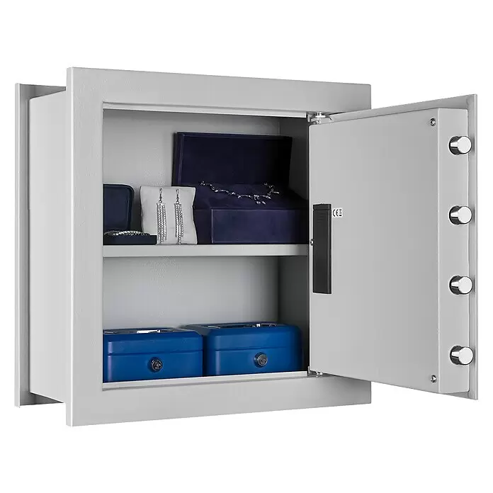 Format Wandtresor FOX 2 - Elektronisches Zahlenschloss, L x B x H: 220 x 440 x 440 mm - Offener grauer Metalltresor mit Schmuckkästchen, Ohrringen und Halsketten auf Regalen darin.
