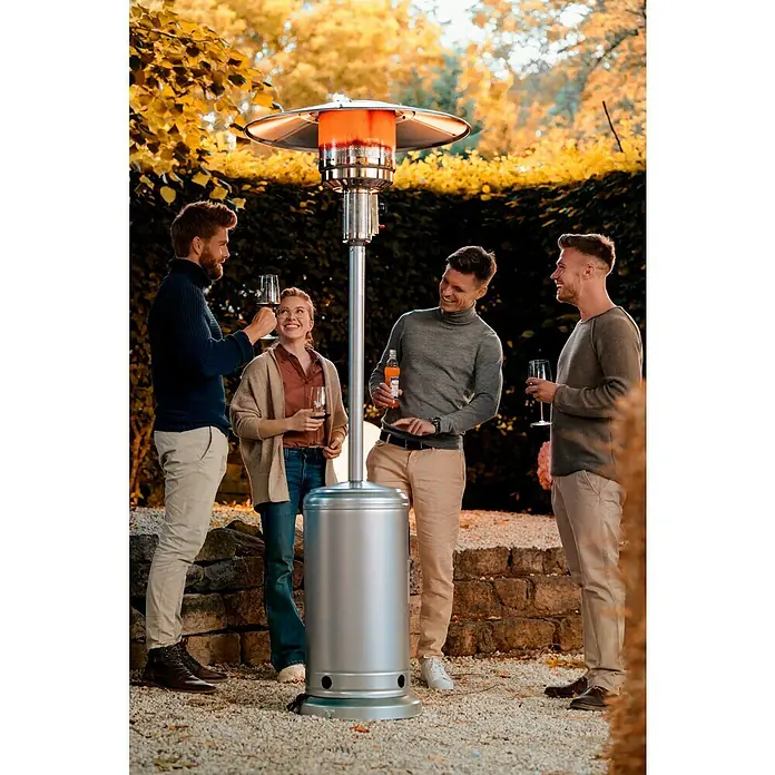 Kingstone Terrassenstrahler - Wärmeleistung: 13 kW, Höhe: 222 cm, Edelstahl - Eine Gruppe von Freunden versammelt sich um einen Terrassenheizer im Freien, um die Wärme und Gesellschaft zu genießen.
