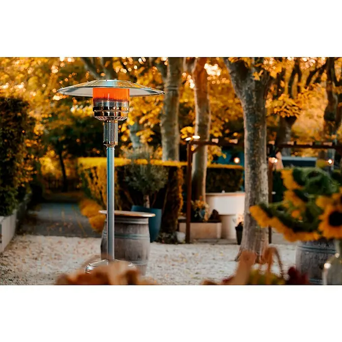 Kingstone Terrassenstrahler - Wärmeleistung: 13 kW, Höhe: 222 cm, Edelstahl - Nahaufnahme einer Terrassenheizung im Freien, die Wärme und Licht spendet, während sie sich in die herbstliche Umgebung einfügt.