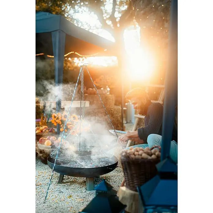 Outfit Faltpavillon Easy Up - B x T: 300 x 300 cm, Farbe Dach: Grau - Mann grillt Würstchen über einem stilvollen Dreibein-Grill, während die Sonne scheint und eine gemütliche Atmosphäre schafft.