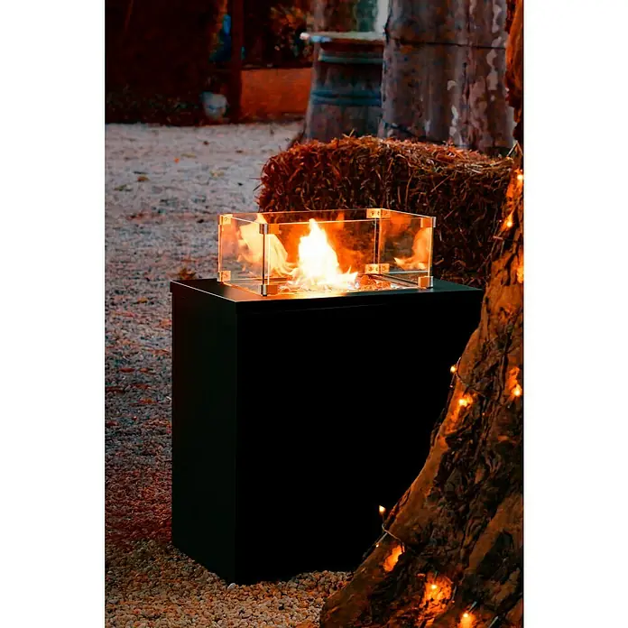 MWH Feuerstelle Palermo - 55 x 55 x 79 cm, Aluminium, Anthrazit - Feuerstelle mit quadratischer Glasumrandung auf einem schwarzen Sockel, die eine warme Atmosphäre im Garten schafft.