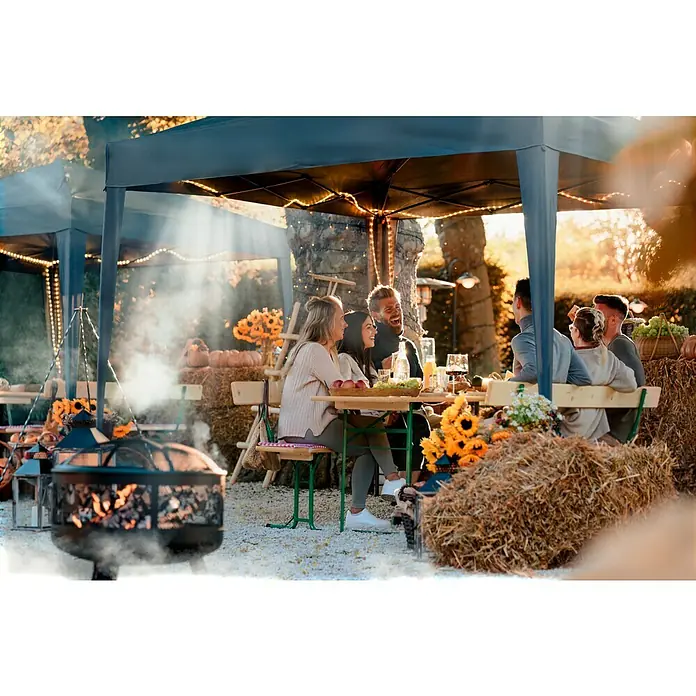 Outfit Faltpavillon Easy Up - B x T: 300 x 300 cm, Farbe Dach: Grau - Gemütliche Gartenparty im Herbst mit Lichterketten und Lagerfeuer unter einem Pavillon mit Freunden.
