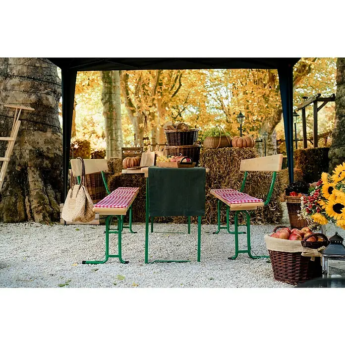 Sunfun Bierzeltgarnitur - Tisch (L x B x H): 220 x 50 x 77 cm, Bank (B x T x H): 220 x 25 x 49 cm, Mit Rückenlehne, Nadelholz/Stahl, Lasiert, Naturbraun/Grün - Ein rustikaler Markstand mit Obst, Gemüse und gemütlichen Sitzgelegenheiten unter einem schützenden Zelt, ideal für einen herbstlichen Marktbesuch.