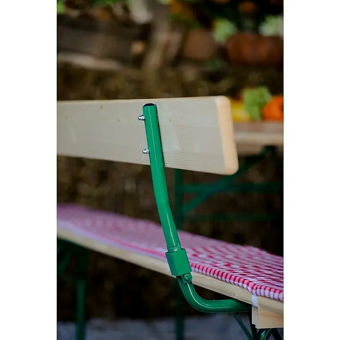 Sunfun Bierzeltgarnitur - Tisch (L x B x H): 220 x 50 x 77 cm, Bank (B x T x H): 220 x 25 x 49 cm, Mit Rückenlehne, Nadelholz/Stahl, Lasiert, Naturbraun/Grün - Detailaufnahme einer Bierbank mit rot-weiß karierter Auflage und grüner Metallhalterung vor unscharfem Hintergrund.