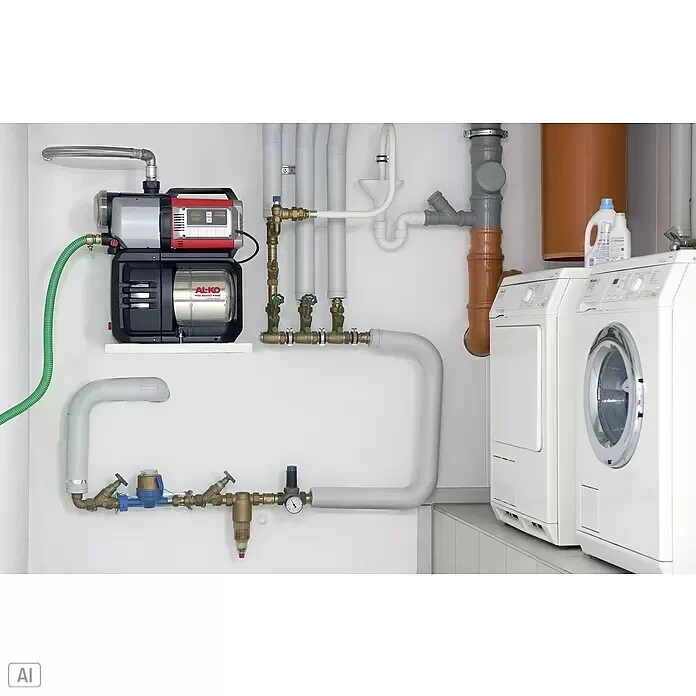 AL-KO Comfort Hauswasserwerk 4500 FCS - 17 l, Max. Fördermenge: 4.500 l/h, Max. Druck: 38 bar - AL-KO HW 6000 FMS Premium Wasserpumpe und integriertes Sanitärsystem im Hauswirtschaftsraum mit Waschgeräten.
