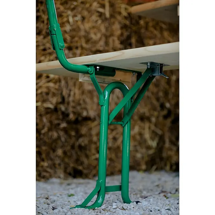 Sunfun Bierzeltgarnitur - Tisch (L x B x H): 220 x 50 x 77 cm, Bank (B x T x H): 220 x 25 x 49 cm, Mit Rückenlehne, Nadelholz/Stahl, Lasiert, Naturbraun/Grün - Detailansicht eines grünen Biertischgestells mit hellem Holztisch vor einem Heuhintergrund, der Stabilität und Funktionalität vereint.