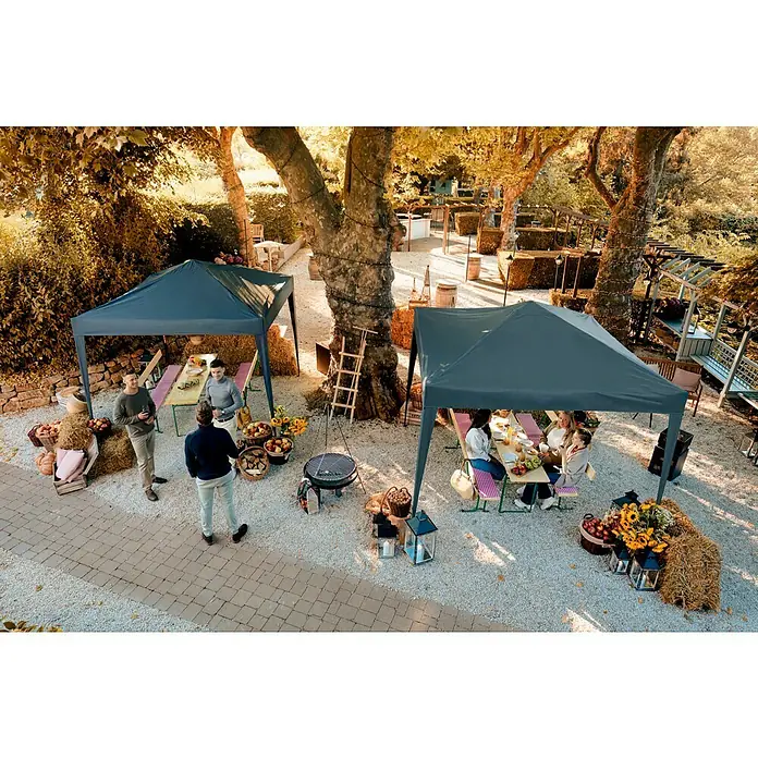 Outfit Faltpavillon Easy Up - B x T: 300 x 300 cm, Farbe Dach: Grau - Draufsicht auf eine Gartenparty mit zwei Pavillons, Tischen, Bänken und herbstlicher Dekoration, die eine gemütliche Atmosphäre schafft.