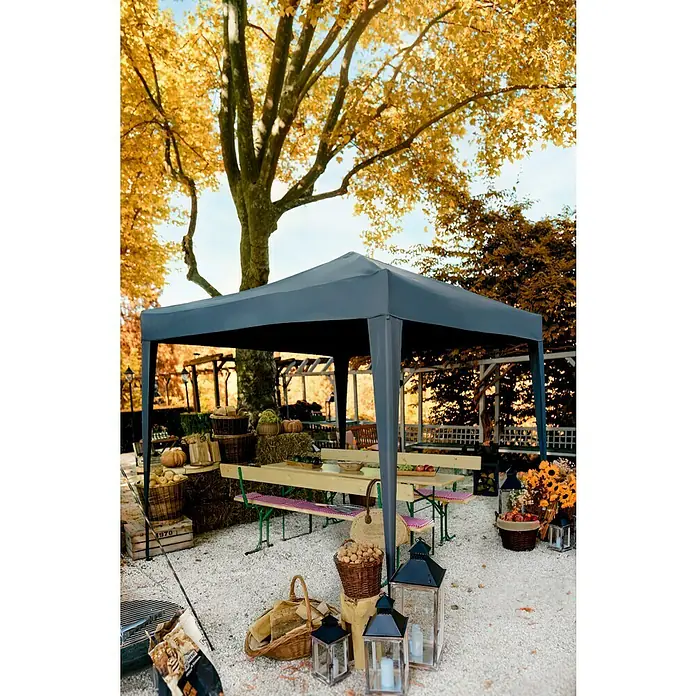 Outfit Faltpavillon Easy Up - B x T: 300 x 300 cm, Farbe Dach: Grau - Grauer Pavillon im Freien, umgeben von herbstlichen Dekorationen, ideal für Veranstaltungen. Sitzgelegenheiten und rustikale Elemente schaffen eine einladende Atmosphäre.