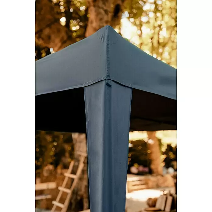 Outfit Faltpavillon Easy Up - B x T: 300 x 300 cm, Farbe Dach: Grau - Nahaufnahme einer grauen Stoffpavillondachecke und passender Stützpfeilerabdeckung vor unscharfem Outdoor-Hintergrund.