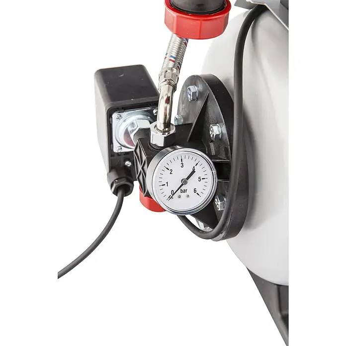 AL-KO Easy Hauswasserwerk 3600 - 850 W, Max. Fördermenge: 3.600 l/h, Max. Druck: 3,8 bar - Detailansicht eines Druckmessers an einem Druckschalter, der an einem Druckbehälter montiert ist.