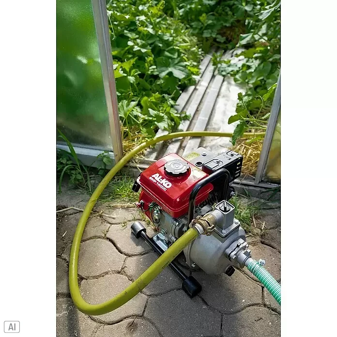 AL-KO Benzinwasserpumpe BMP 14001 - 1,7 kW, Max. Fördermenge: 12.000 l/h - Rote und silberne AL-KO BMP 14000 Wasserpumpe mit Schläuchen auf Pflastersteinen, bereit zur Gartenbewässerung.