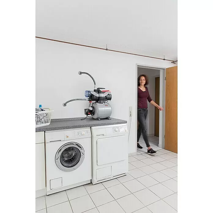 AL-KO Easy Hauswasserwerk 3600 - 850 W, Max. Fördermenge: 3.600 l/h, Max. Druck: 3,8 bar - AL-KO Hauswasserwerk auf einer Arbeitsplatte neben Waschmaschinen installiert.