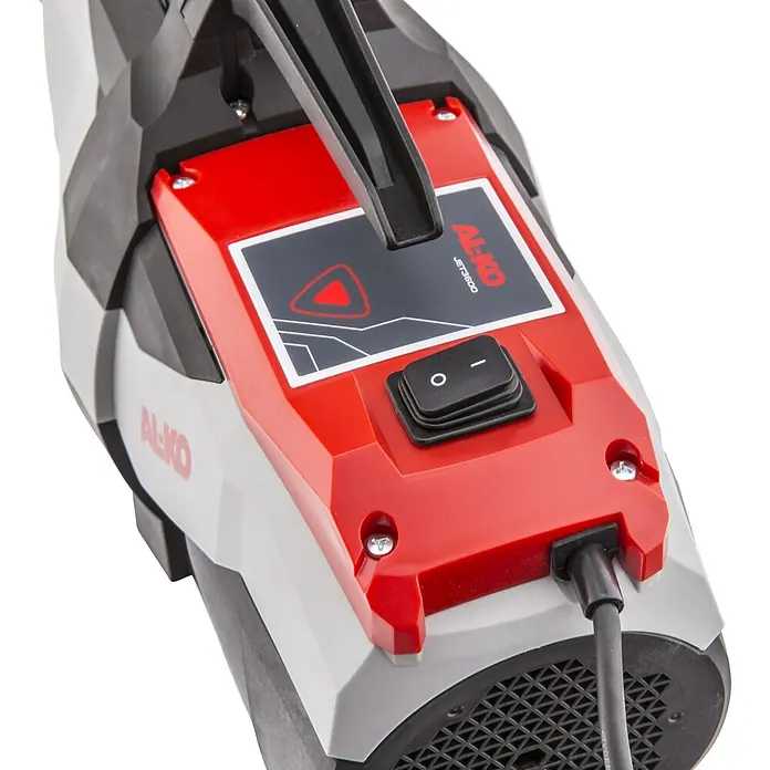 AL-KO Easy Hauswasserautomat 3600 - 850 W, 3.600 l/h, 3,8 bar - Detailaufnahme eines AL-KO JET3600 Gartenhäckslers mit roter Abdeckung, Schalter und Stromkabel.