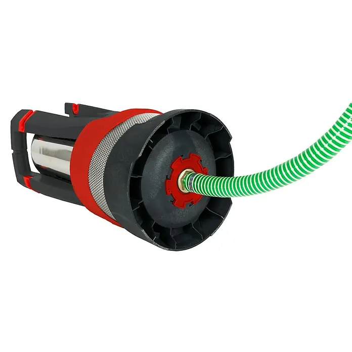 AL-KO Premium Tauchpumpe Dive 6500/34 - 1.000 W, Max. Fördermenge: 6.500 l/h - Eine Nahaufnahme einer schwarzen und roten Gartenpumpe mit einem angeschlossenen grünen Schlauch, isoliert auf einem schwarzen Hintergrund.