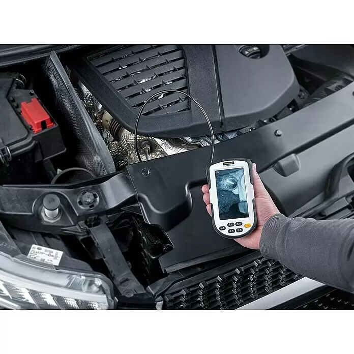 Laserliner Endoskopkamera VideoPocket - Länge Schwanenhals: 100 cm, Durchmesser Kamerakopf: 8 mm - Weißes und graues Hand-Endoskop mit schwarzem flexiblem Kabel, das eine Motorinnenansicht auf seinem Bildschirm zeigt.