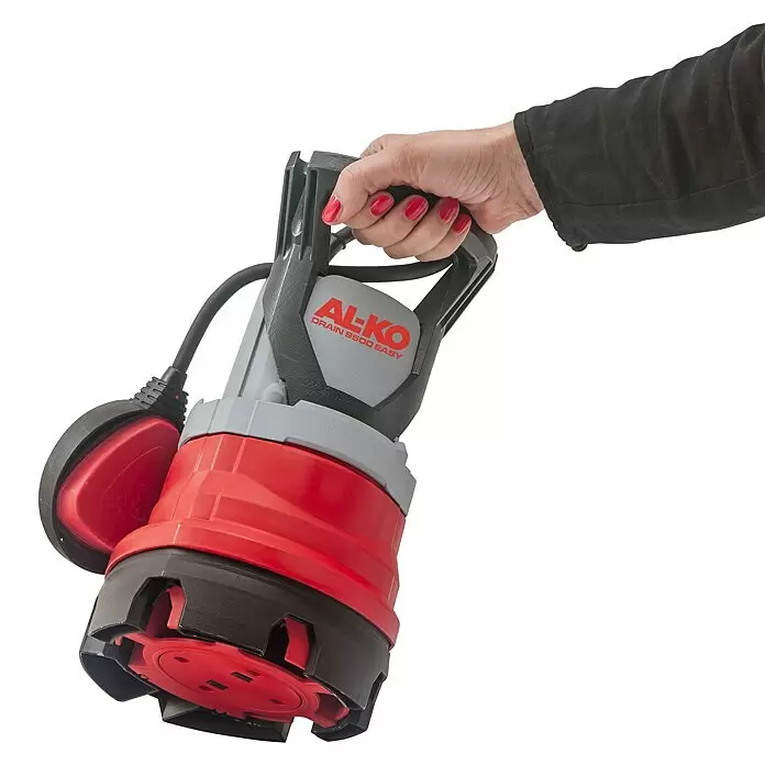 AL-KO Easy Schmutzwasserpumpe Drain 9500 - 300 W, Max. Fördermenge: 8.500 l/h - Rot-graue AL-KO DRAIN Tauchpumpe mit Schwimmerschalter, von einer Hand gehalten.