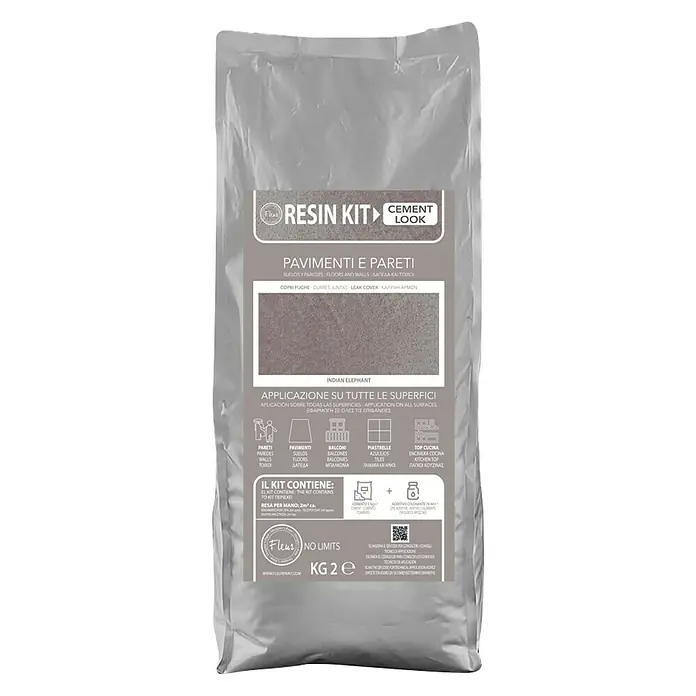 Fleur Kit Microcemento - Indian Elephant, 2 kg - Primer plano del empaque gris "Resin Kit Cement Look". El paquete contiene un kit de resina para superficies con aspecto de cemento.