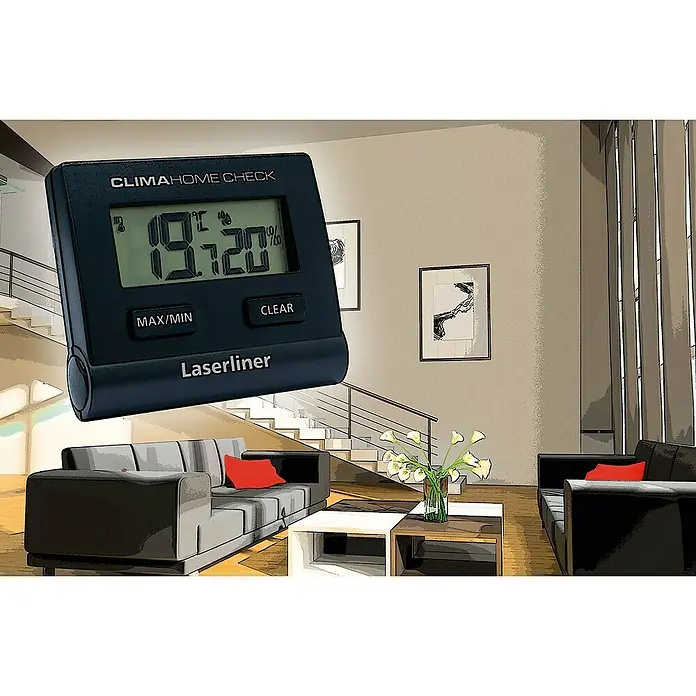 Laserliner Digitales Thermo-Hygrometer ClimaHome-Check - Schwarz, Breite: 66 mm - Das Bild zeigt das Clima Home Check-Gerät von Laserliner, das Temperatur und Luftfeuchtigkeit in einem stilvollen Wohnzimmer anzeigt.