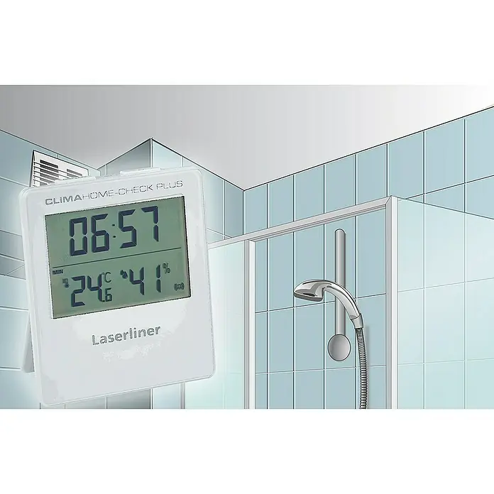 Laserliner Digitales Thermo-Hygrometer ClimaHome-Check Plus - Weiß, Breite: 96 mm - Ein CLIMA HOME-CHECK PLUS Gerät von Laserliner, das Temperatur, Luftfeuchtigkeit und Uhrzeit anzeigt, im Badezimmer.