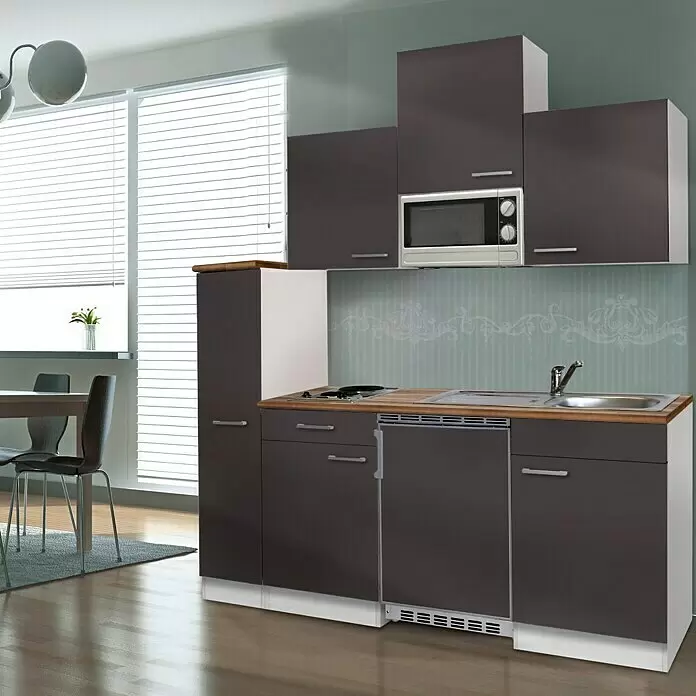 Respekta Cocina compacta Luis - Ancho: 180 cm, Gris, Color del cuerpo: Blanco, Con placa de cocina doble y microondas - Cocina compacta gris oscuro y blanca con encimera de madera, microondas, placa, fregadero y nevera integrados en un salón moderno.