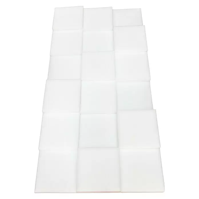 Silenti Akustikpaneel CubeLevel - Weiß, 100 cm x 50 cm x 80 mm, 100 % Polyester - Weißes, rechteckiges Panel aus 18 quadratischen Schaumstoffsektionen, in einem 3x6-Raster angeordnet.