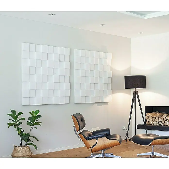 Silenti Akustikpaneel CubeLevel - Weiß, 100 cm x 50 cm x 80 mm, 100 % Polyester - Wandpaneele mit Würfelmuster in Weiß, kombiniert mit einem eleganten Sessel, schaffen eine moderne und stilvolle Raumatmosphäre.