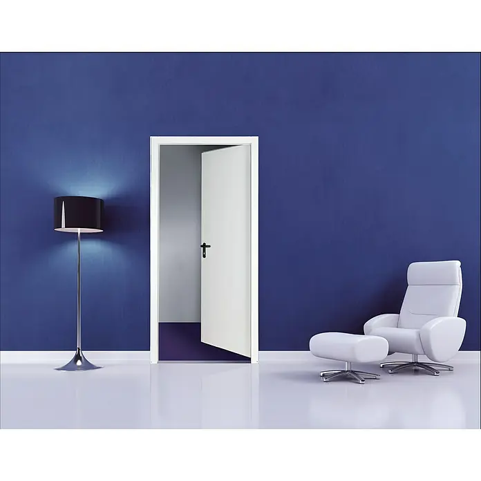 Padilla ZK-Element Classic Plus - 87,5 x 200 cm, DIN Anschlag: Links, Verkehrsweiß - Elegantes Interieur mit einer stilvollen Lampe, einem einladenden Sessel und einer offenen Tür, die Neugier weckt.