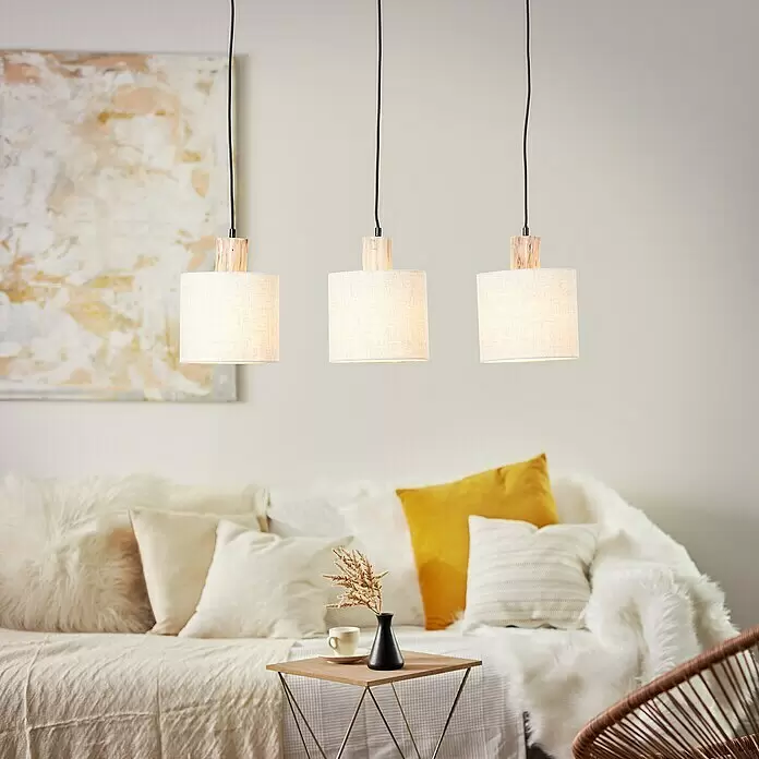 Brilliant Pia Pendelleuchte - 40 W, L x B x H: 20 x 80 x 130 cm, Schwarz, E27 - Drei Pendelleuchten mit Holz- und Leinenschirmen beleuchten ein gemütliches Wohnzimmer.