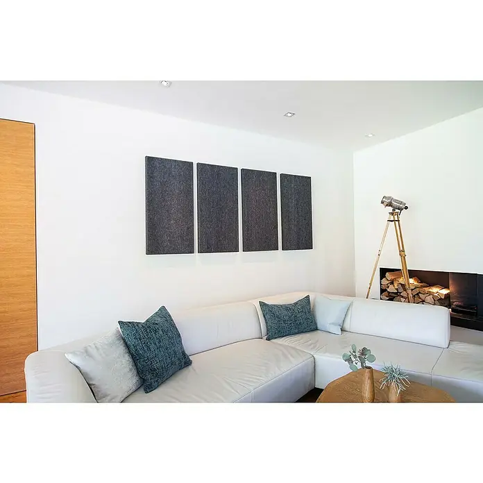 Silenti Akustikpaneel - 2 Stk., Anthrazit, 116 cm x 58 cm x 50 mm, Polyester - Eine stilvolle Szene mit Akustikplatten an einer Wand über einem weißen Ledersofa, die eine elegante und funktionale Note hinzufügen.