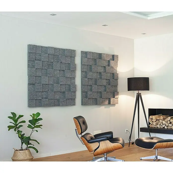Silenti Akustikpaneel CubeLevel - Hellgrau, 100 cm x 50 cm x 80 mm, 100 % Polyester - Moderne Inneneinrichtung mit zwei grauen Akustikpaneelen an der Wand, einem Sessel, einer Stehlampe und einer Zimmerpflanze.