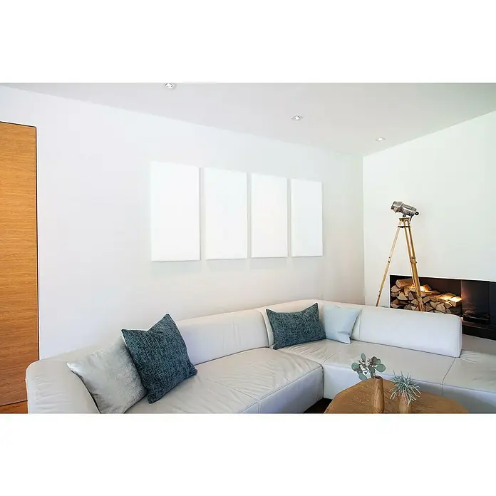 Silenti Akustikpaneel - 2 Stk., Weiß, 100 cm x 50 cm x 50 mm, Polyester - Ein helles Wohnzimmer mit einem weißen Ledersofa, Leinwandbildern an der Wand und einem Teleskop neben dem Kamin. Stilvolles Interieur.