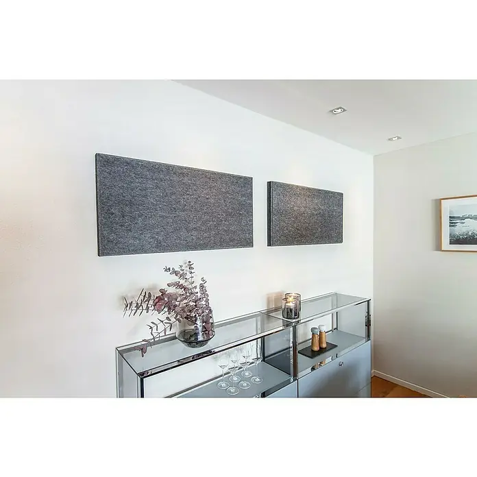 Silenti Akustikpaneel - 2 Stk., Anthrazit, 116 cm x 58 cm x 50 mm, Polyester - Graue Schallabsorber an einer weißen Wand über einem Schrank. Dekorative Elemente schmücken den Raum und sorgen für eine angenehme Atmosphäre.
