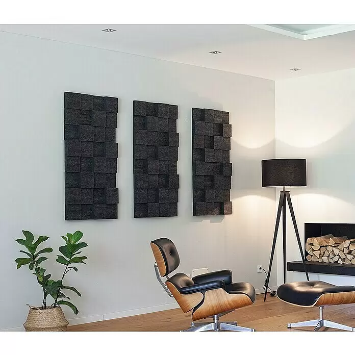 Silenti Akustikpaneel CubeLevel - Anthrazit, 100 cm x 50 cm x 80 mm, 100 % Polyester - Drei rechteckige dunkelgraue Filz-Akustikpaneele an einer Wohnzimmerwand montiert.