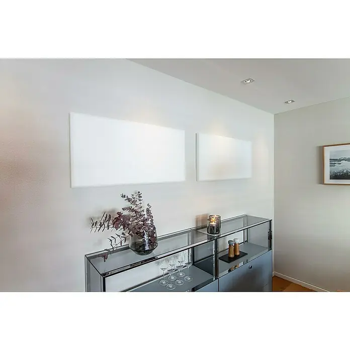 Silenti Akustikpaneel - 2 Stk., Weiß, 100 cm x 50 cm x 50 mm, Polyester - Helles Wohnzimmer mit modernen Leuchtbildern an der Wand über einem Sideboard mit Glasaufsatz, das eine gemütliche Atmosphäre schafft.