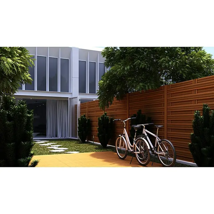 Andrewex Sichtschutzelement Goch - Teak - Eine moderne Hausansicht mit zwei weißen Fahrrädern im Vorgarten, umgeben von üppigem Grün und einem stilvollen Holzzaun, der Privatsphäre bietet.