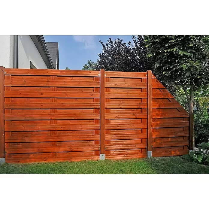 Andrewex Sichtschutzelement Goch - 90 x 90/180 cm, Teak - Rotbrauner Sichtschutzzaun aus Holz im Garten, mit Haus und Bäumen im Hintergrund.