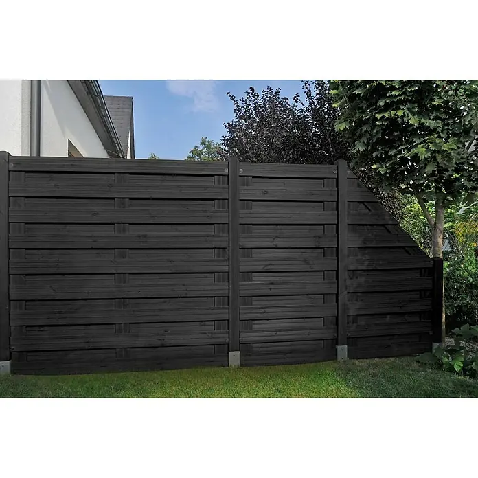 Andrewex Sichtschutzelement Goch - 180 x 180 cm, Anthrazit - Eine schwarze Holzzaunkonstruktion mit horizontalen Brettern und stabilen Pfosten, die Privatsphäre und Ästhetik im Garten vereint.