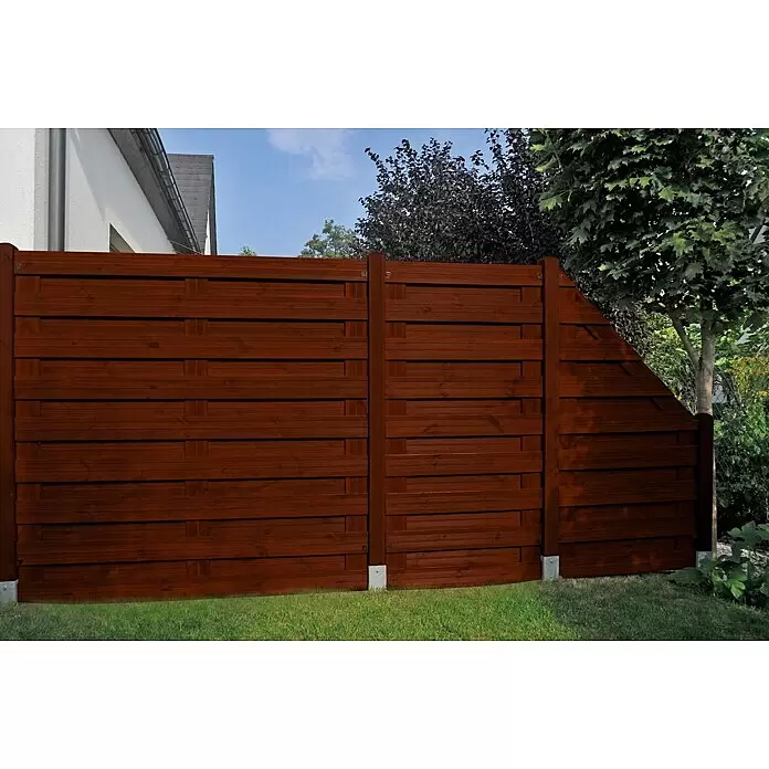 Andrewex Sichtschutzelement Goch - Braun - Dunkelbrauner Sichtschutzzaun aus Holz mit Lamellendesign, im Garten installiert.