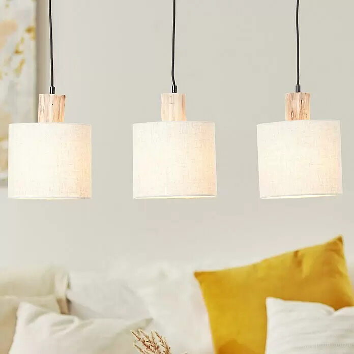Brilliant Pia Pendelleuchte - 40 W, L x B x H: 20 x 80 x 130 cm, Schwarz, E27 - Drei Hängeleuchten mit hellen Holzdetails und naturfarbenen Stoffschirmen erhellen einen gemütlichen Wohnbereich.