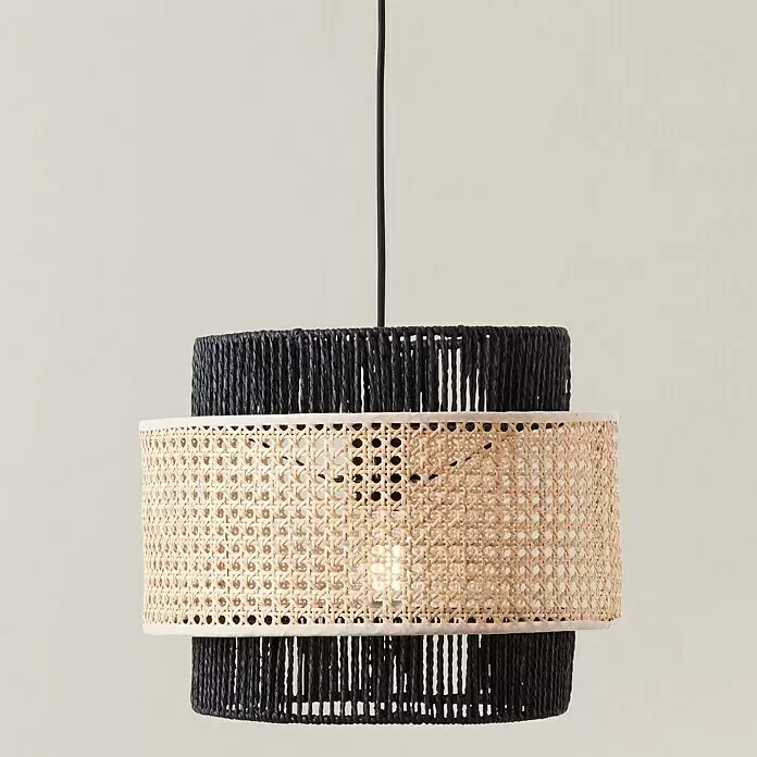 Brilliant Pendelleuchte Arles - 40 W, Schwarz, E27 - Geschichtete Pendelleuchte mit schwarzen gewebten Abschnitten und einem mittleren Band aus Naturrohr, das die Glühbirne zeigt.